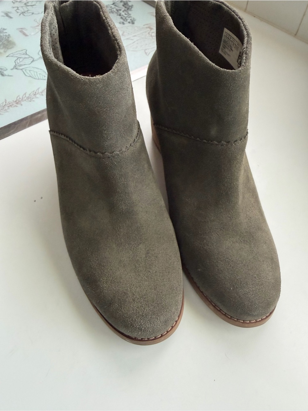 TOMS Leila Suede Ankle Booties in Forest Green / Olive size 7.5